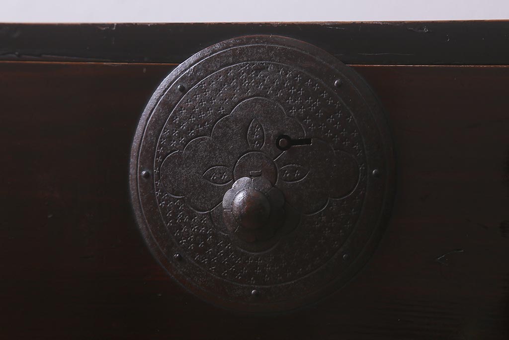 アンティーク家具　明治大正期　前面栗材　漆塗り　重厚な雰囲気が格好いい最上箪笥(衣装箪笥、時代箪笥、チェスト)(R-042330)