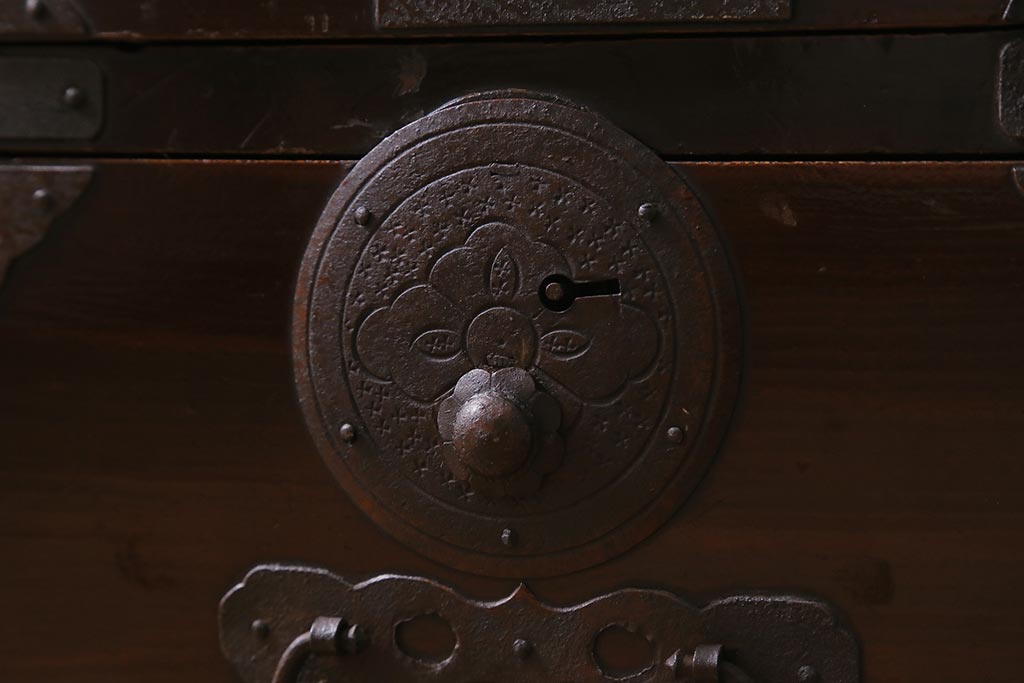 アンティーク家具　明治大正期　前面栗材　漆塗り　重厚な雰囲気が格好いい最上箪笥(衣装箪笥、時代箪笥、チェスト)(R-042330)