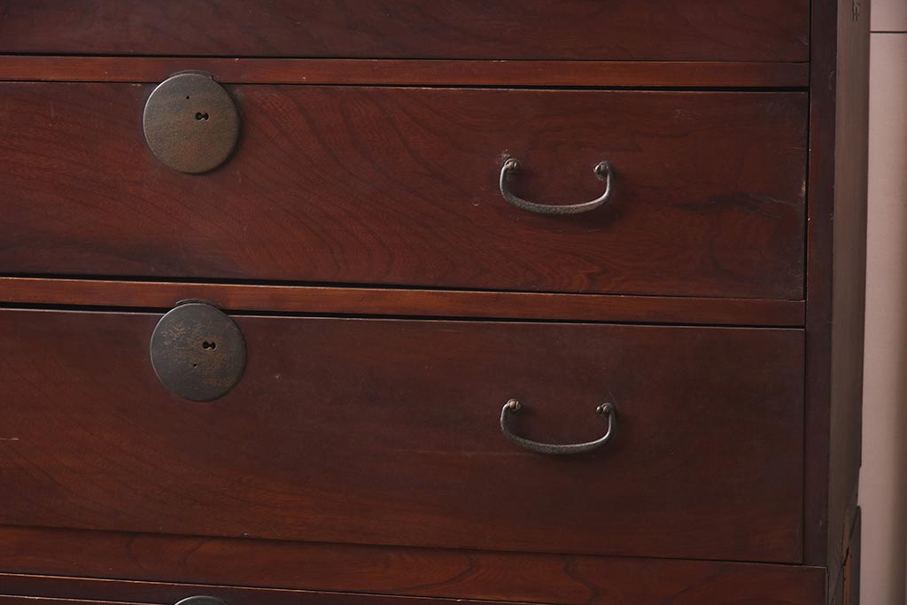 アンティーク家具　和製アンティーク　昭和初期　厚みのある金具が印象的な重ね箪笥(衣装箪笥、引き出し)(R-042336)