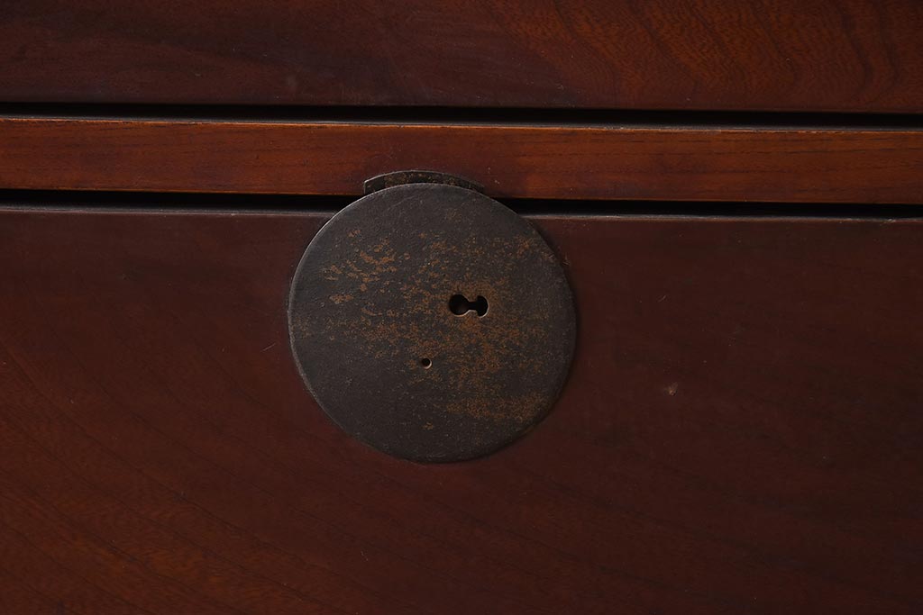 アンティーク家具　和製アンティーク　昭和初期　厚みのある金具が印象的な重ね箪笥(衣装箪笥、引き出し)(R-042336)