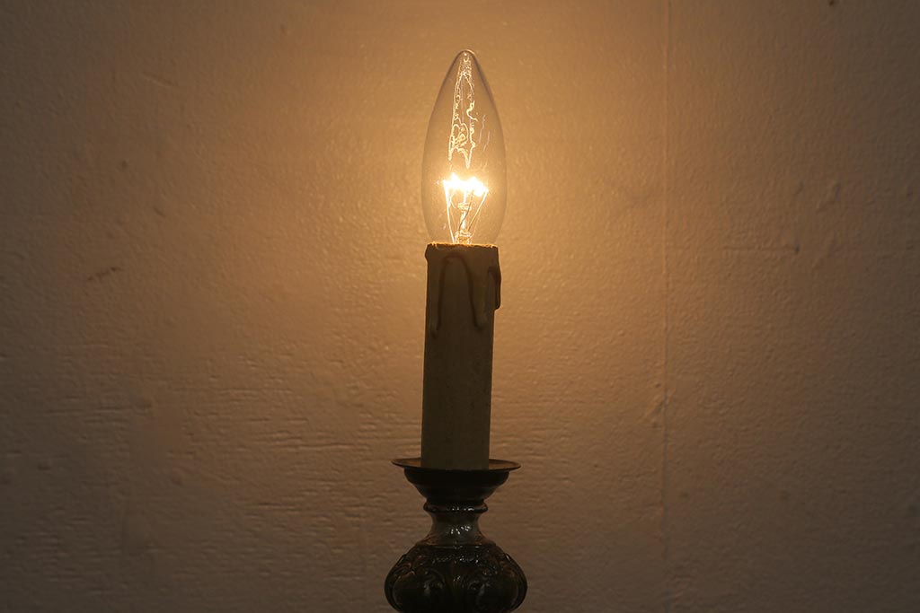 アンティーク照明　イギリスアンティーク　キャンドルスタンド型　クラシカルな装飾が目をひくテーブルランプ(スタンドライト、卓上照明)(R-042344)