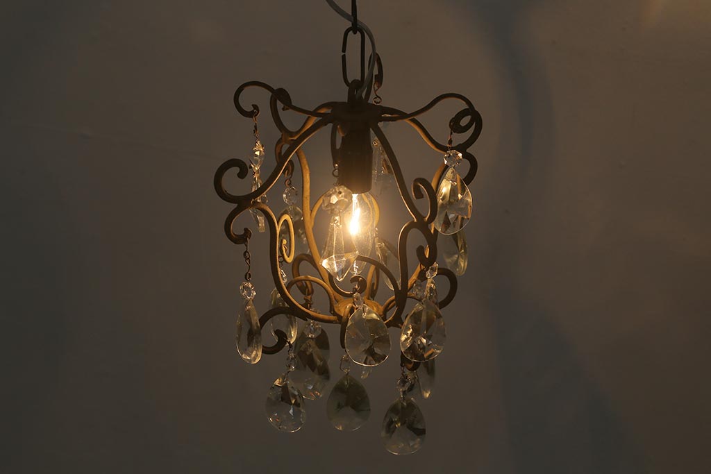 ヴィンテージ照明　ガラスドロップ　アイアン　アラベスク　こだわりのインテリアにおすすめなシャンデリア(天井照明、吊り下げ照明、ビンテージ)(R-042345)