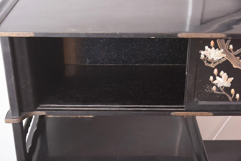 アンティーク家具 螺鈿と蒔絵の華やかな意匠が目を引く飾り棚(飾 アンティーク家具 螺鈿と蒔絵の華やかな意匠が目を引く飾り棚(飾