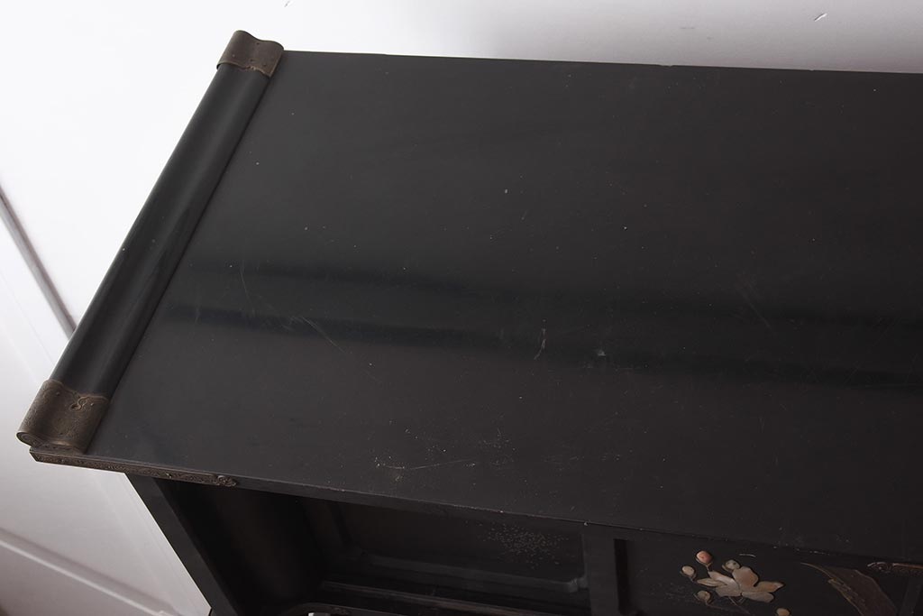 アンティーク家具　螺鈿と蒔絵の華やかな意匠が目を引く飾り棚(飾棚、茶棚)(R-042453)