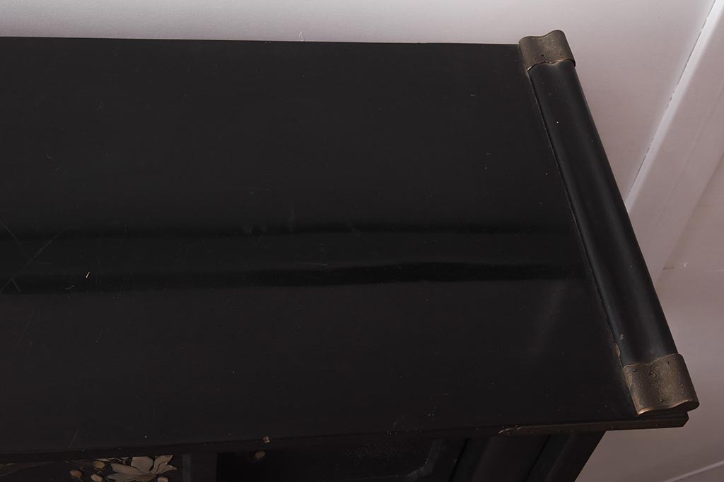 アンティーク家具　螺鈿と蒔絵の華やかな意匠が目を引く飾り棚(飾棚、茶棚)(R-042453)