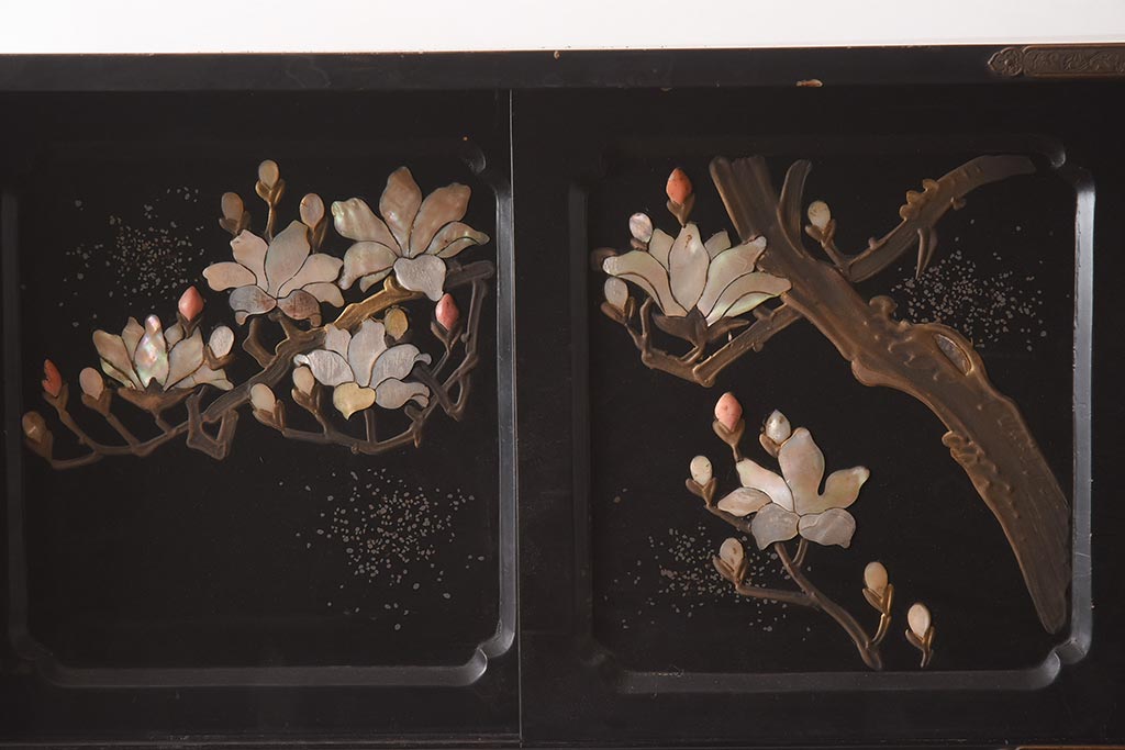 アンティーク家具 螺鈿と蒔絵の華やかな意匠が目を引く飾り棚(飾
