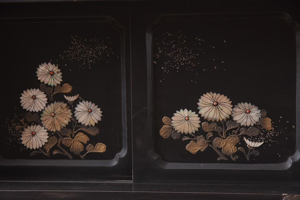アンティーク家具　螺鈿と蒔絵の華やかな意匠が目を引く飾り棚(飾棚、茶棚)(R-042453)