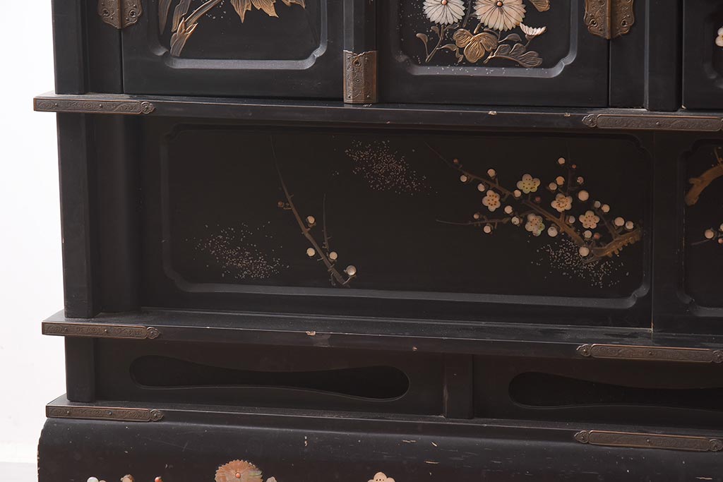 アンティーク家具　螺鈿と蒔絵の華やかな意匠が目を引く飾り棚(飾棚、茶棚)(R-042453)