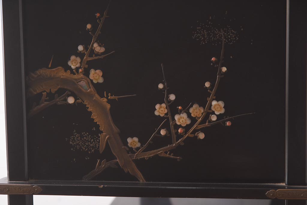 アンティーク家具　螺鈿と蒔絵の華やかな意匠が目を引く飾り棚(飾棚、茶棚)(R-042453)
