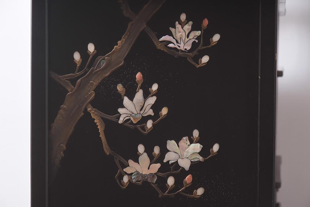 アンティーク家具　螺鈿と蒔絵の華やかな意匠が目を引く飾り棚(飾棚、茶棚)(R-042453)