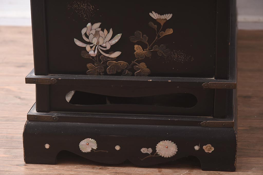 アンティーク家具　螺鈿と蒔絵の華やかな意匠が目を引く飾り棚(飾棚、茶棚)(R-042453)