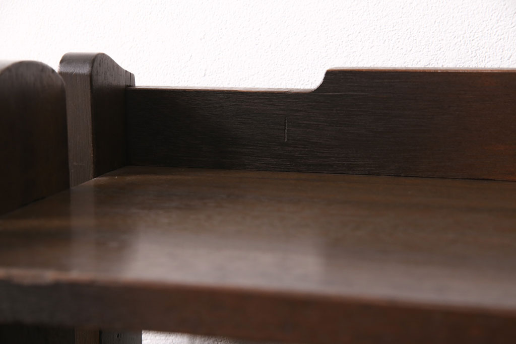 【セミオーダー家具実例】本棚に高品質リペアを施しました。お品物に合わせて1トーン程度落ち着いた色味に仕上げました。修繕部分の色合わせもばっちり!(シェルフ、ラック、飾り棚)