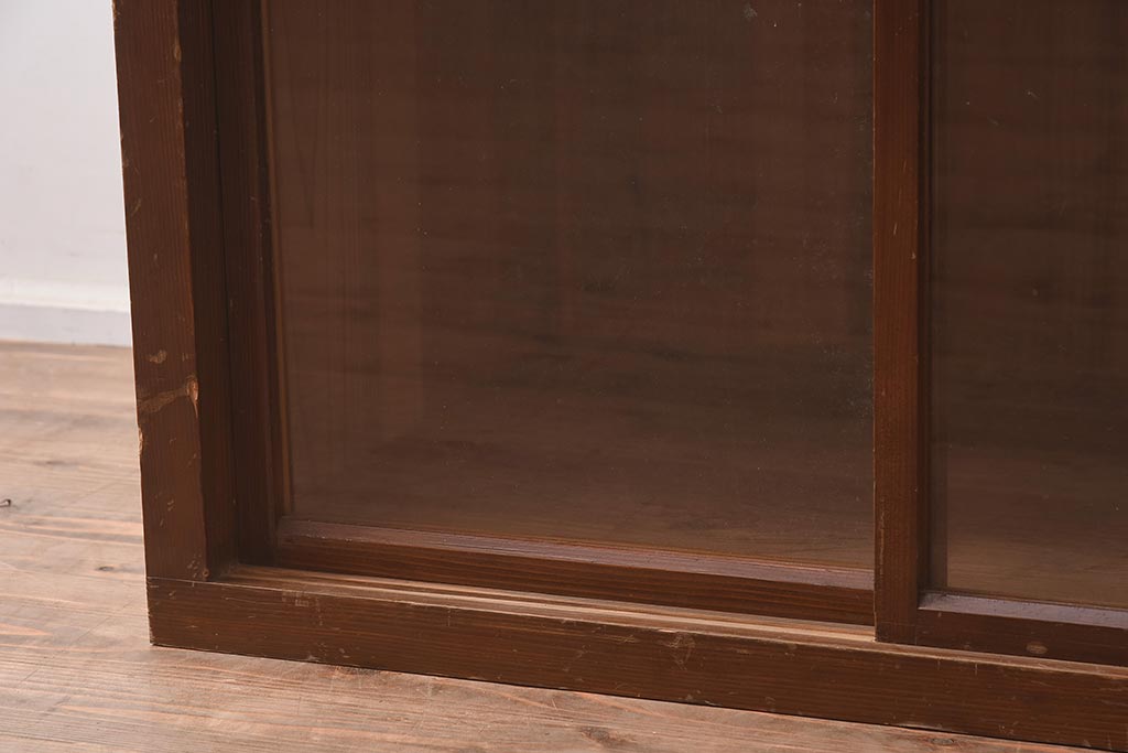 アンティーク家具　レトロな雰囲気漂うシンプルなガラス戸棚(収納棚、キャビネット)(R-042481)