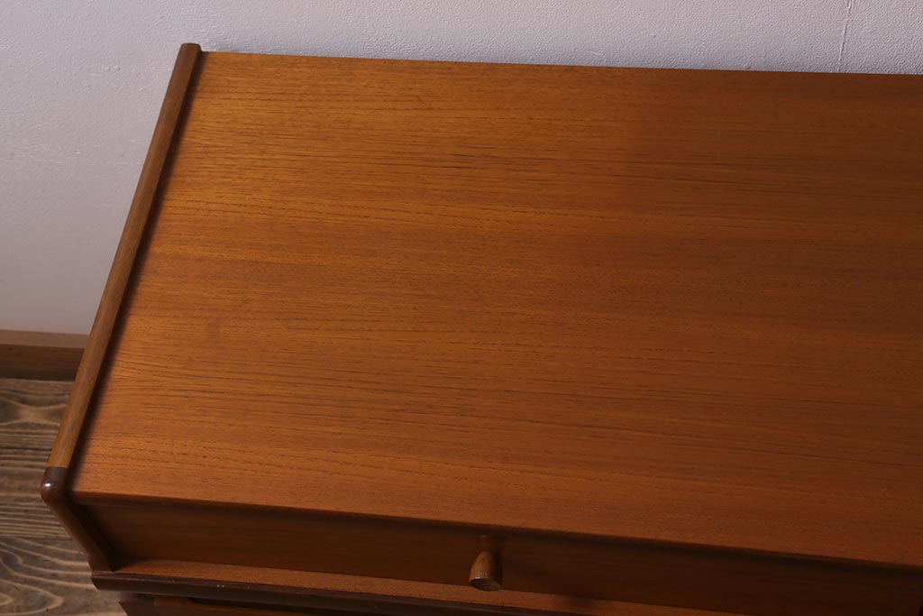 ヴィンテージ家具　北欧ビンテージ　チーク材　Nathan(ネイサン)　スタイリッシュなデザインがお洒落なキャビネット(サイドボード、テレビ台、収納棚、戸棚)(R-042502)