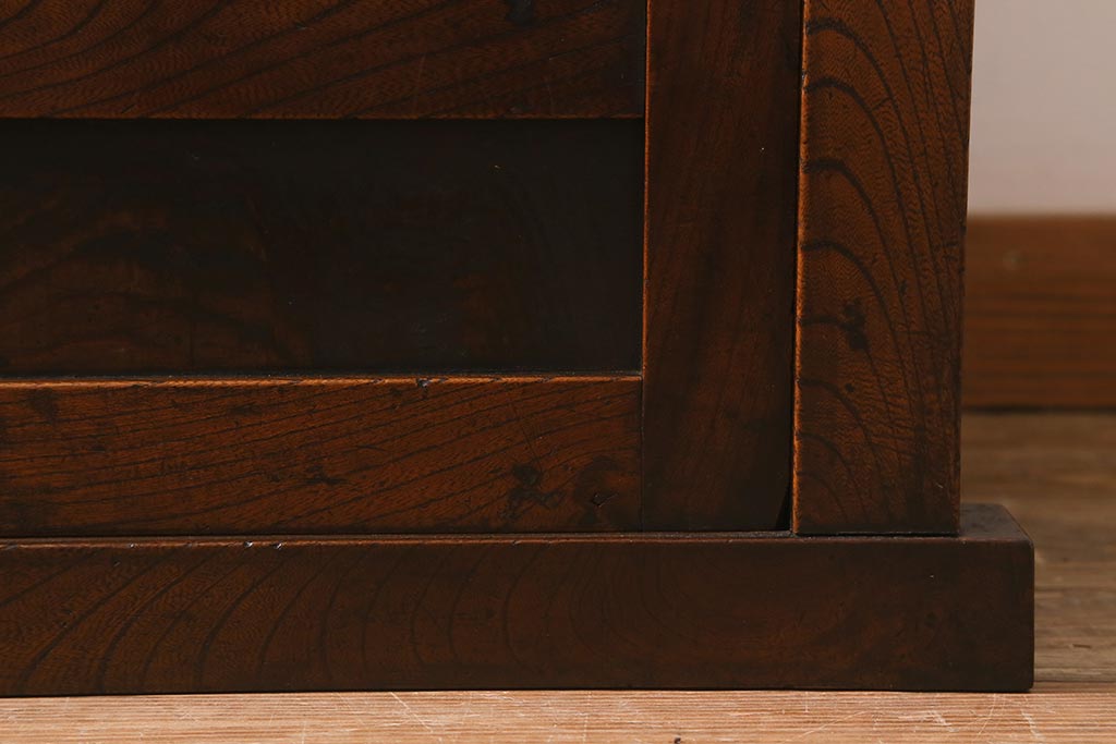アンティーク家具　明治期　枠総ケヤキ材・板部松材　シンプルでモダンな佇まいが魅力の戸棚(帳場箪笥、収納棚、戸棚)(R-042503)