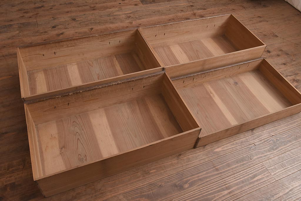 アンティーク家具　黒い縁がアクセントのシンプルな衣装箪笥(チェスト、引き出し)(R-042512)