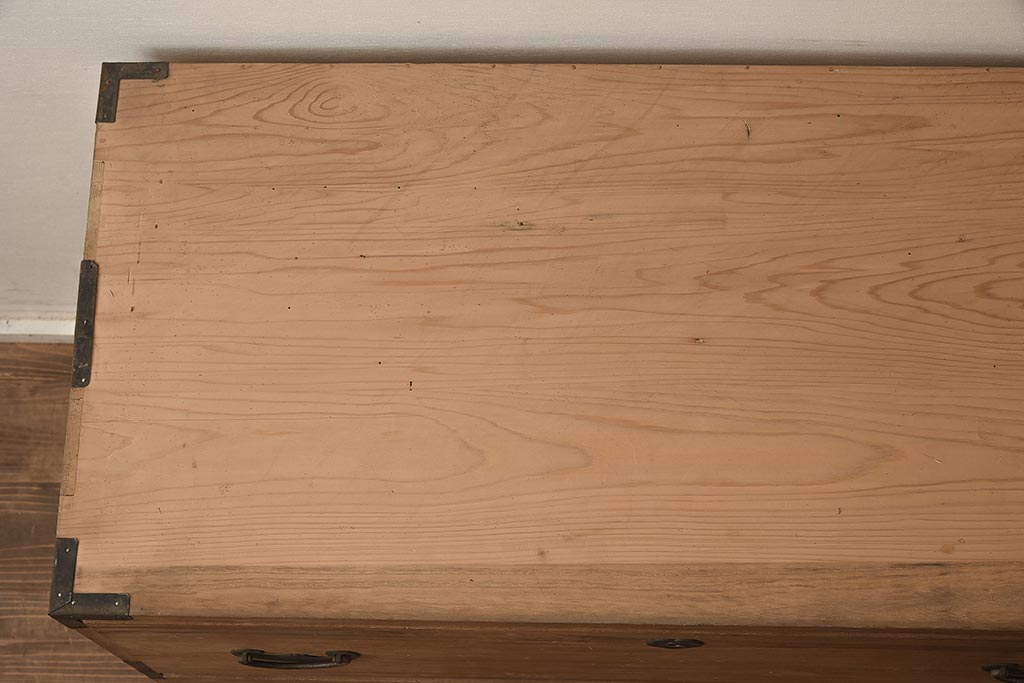 アンティーク家具　和製アンティーク　前面桐材　金具が個性的な箪笥ローボード(引き出し、和タンス、ローチェスト、桐箪笥、桐たんす)(R-042513)