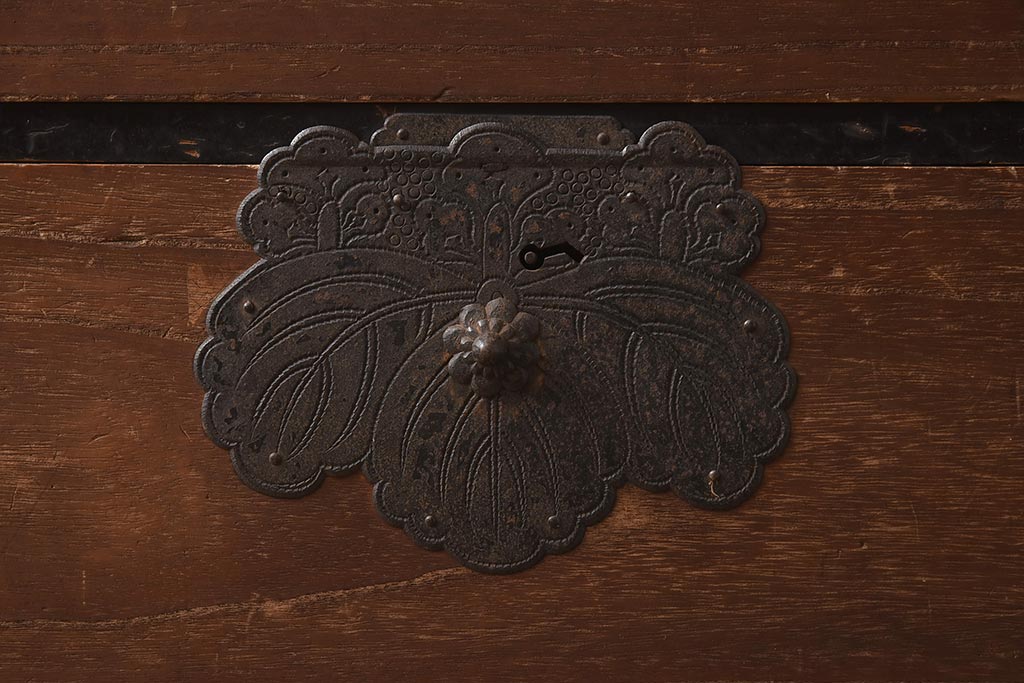 アンティーク家具 明治期 前面桐材 鳳凰と桐紋の金具が目を引く仙台