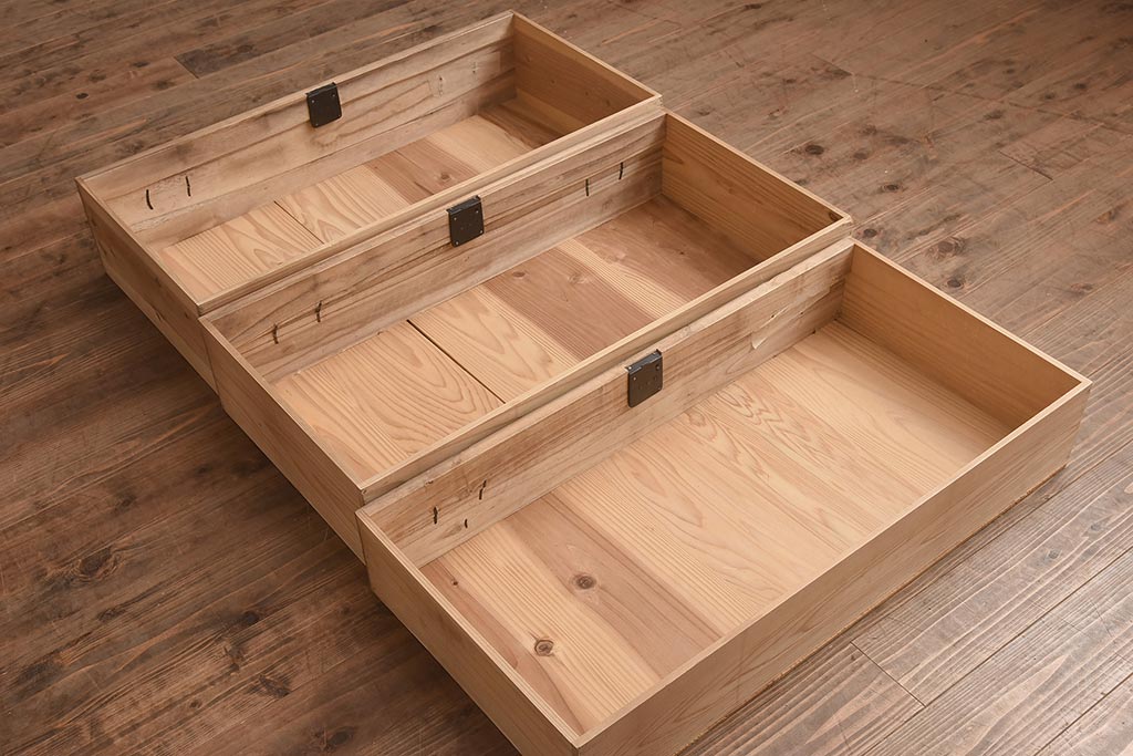 アンティーク家具　前面桐材　金具が個性的な箪笥ローボード(ローチェスト、引き出し、衣装箪笥)(R-042533)