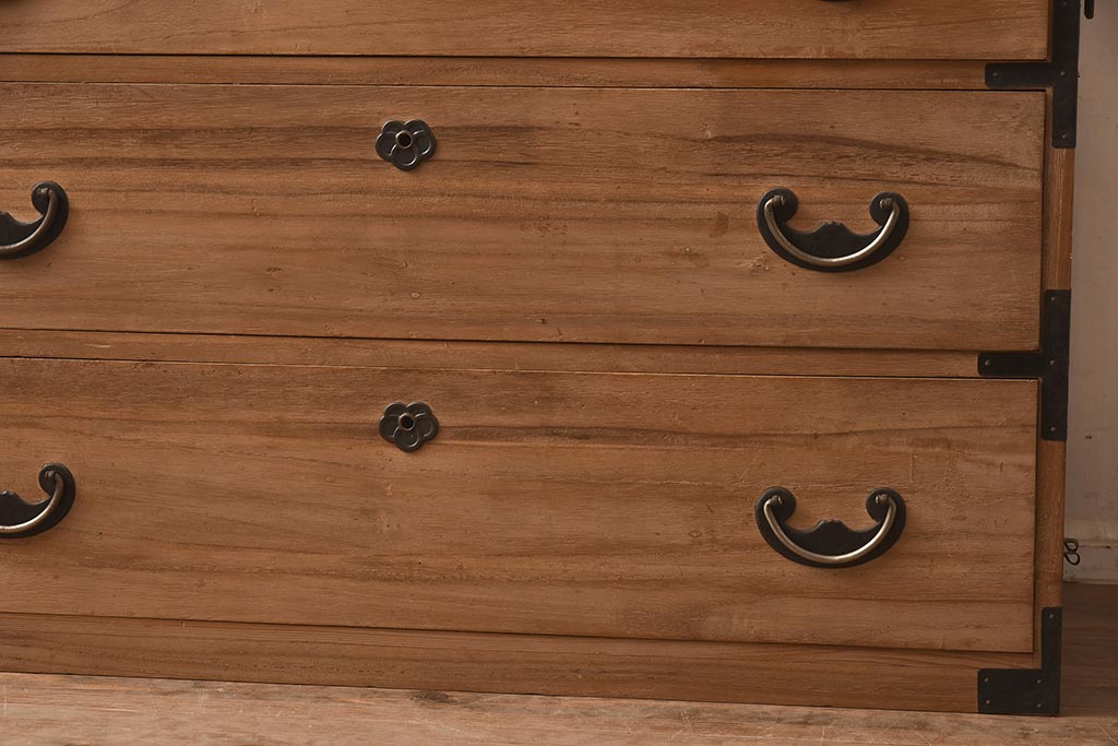 アンティーク家具　前面桐材　金具が個性的な箪笥ローボード(ローチェスト、引き出し、衣装箪笥)(R-042533)