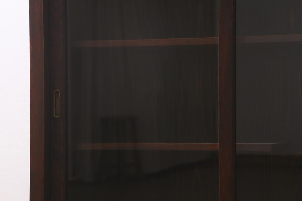 和製アンティーク　大正昭和初期　前面欅材　当店オリジナルガラス　シックな色味で気品あふれる戸棚(収納棚、戸棚、茶棚)(R-042534)