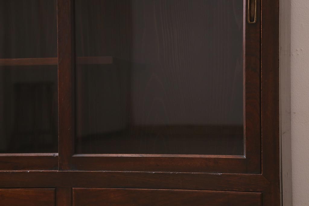 和製アンティーク　大正昭和初期　前面欅材　当店オリジナルガラス　シックな色味で気品あふれる戸棚(収納棚、戸棚、茶棚)(R-042534)