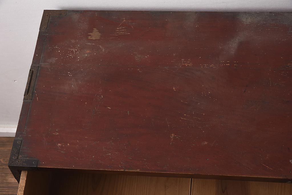 アンティーク家具　昭和初期　前面欅材・共縁　丸金具　漆塗りが上品な箪笥ローボード(チェスト、衣装箪笥、引き出し)(R-042538)