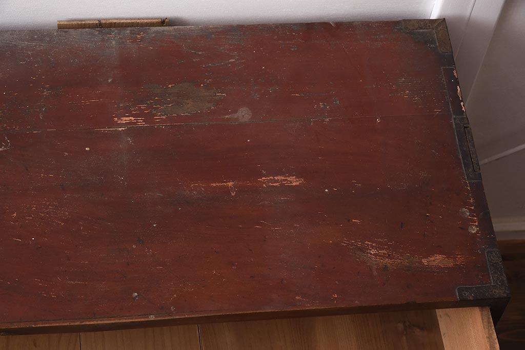 アンティーク家具　昭和初期　前面欅材・共縁　丸金具　漆塗りが上品な箪笥ローボード(チェスト、衣装箪笥、引き出し)(R-042538)