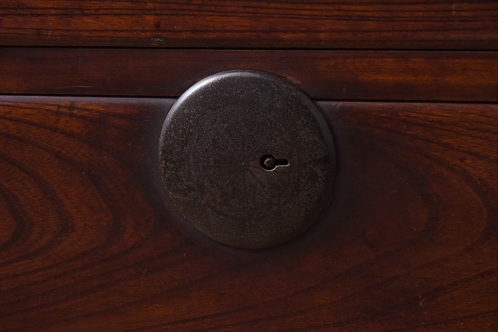アンティーク家具　昭和初期　前面欅材・共縁　丸金具　漆塗りが上品な箪笥ローボード(チェスト、衣装箪笥、引き出し)(R-042538)