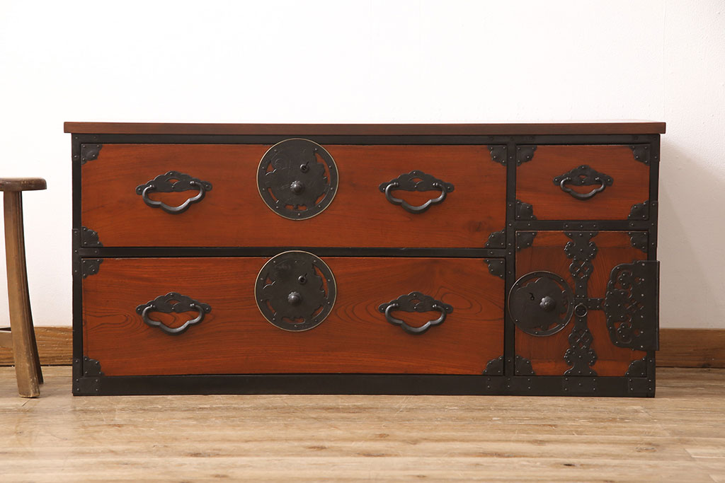【セミオーダー家具実例】明治期の時代箪笥に高品質リペアを施しました。ヒノキ無垢ボードの天板を取り付け、欠損箇所の金具を取り付け。赤味を残した着色で仕上げました。(和箪笥、和たんす、収納棚、戸棚、ローボード、テレビ台)