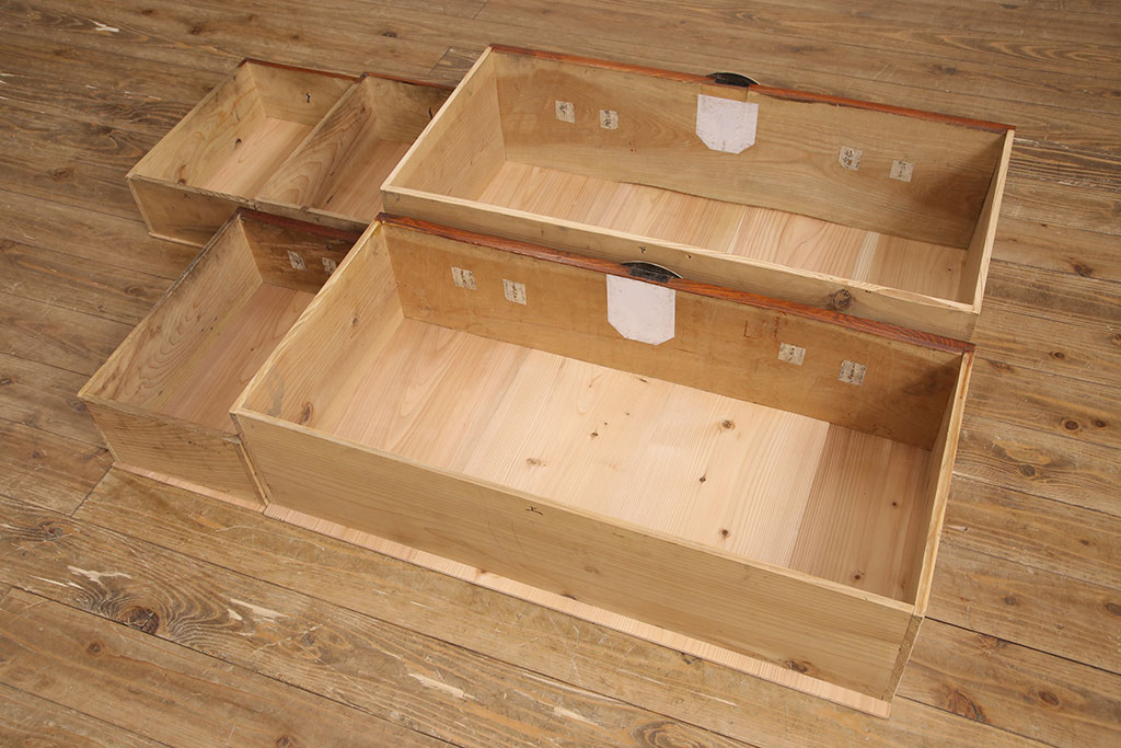 【セミオーダー家具実例】明治期の時代箪笥に高品質リペアを施しました。ヒノキ無垢ボードの天板を取り付け、欠損箇所の金具を取り付け。赤味を残した着色で仕上げました。(和箪笥、和たんす、収納棚、戸棚、ローボード、テレビ台)