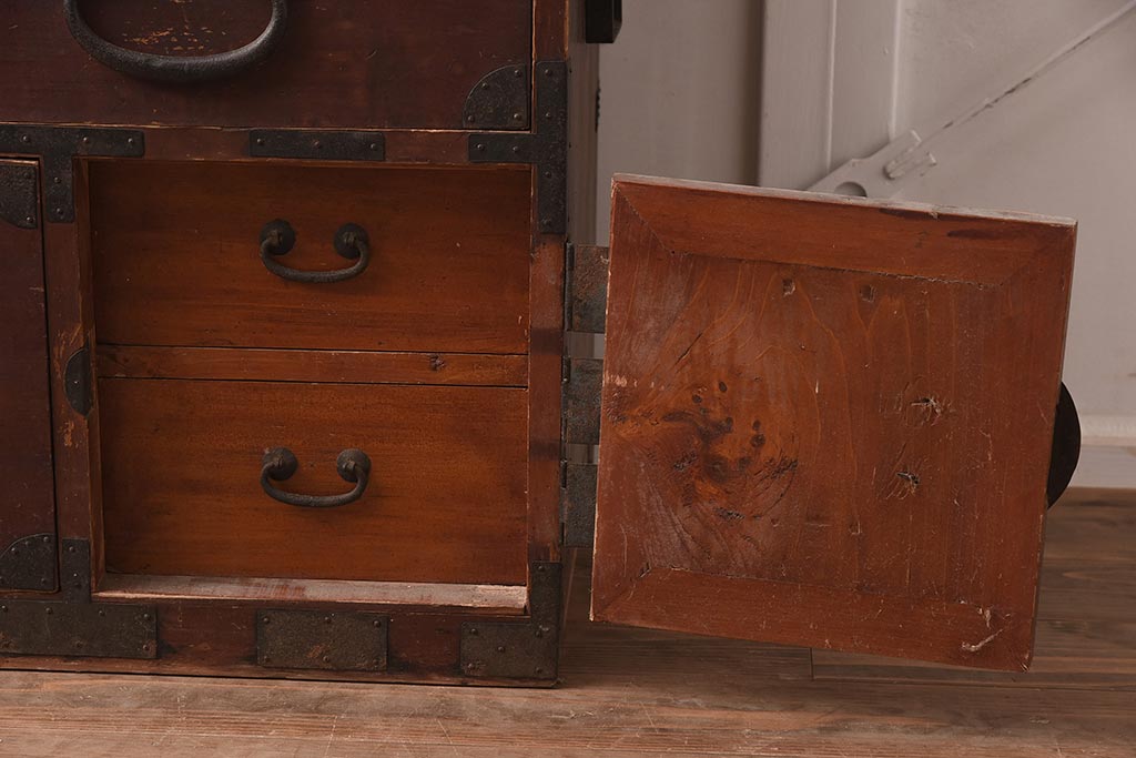 アンティーク家具　和製アンティーク　錆びた金具が味わい深い重ねタンス(引き出し、衣装箪笥、ローボード)(R-042544)