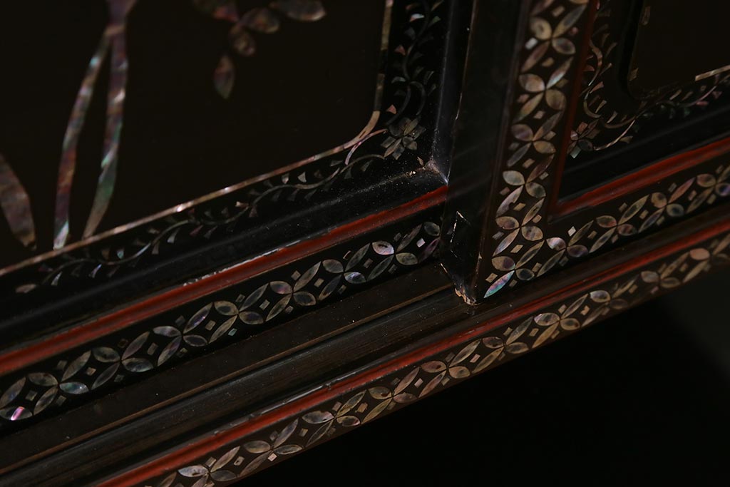 時代物　昭和中期　細かな螺鈿の装飾が美しい飾り棚(飾棚、茶棚)(R-042551)