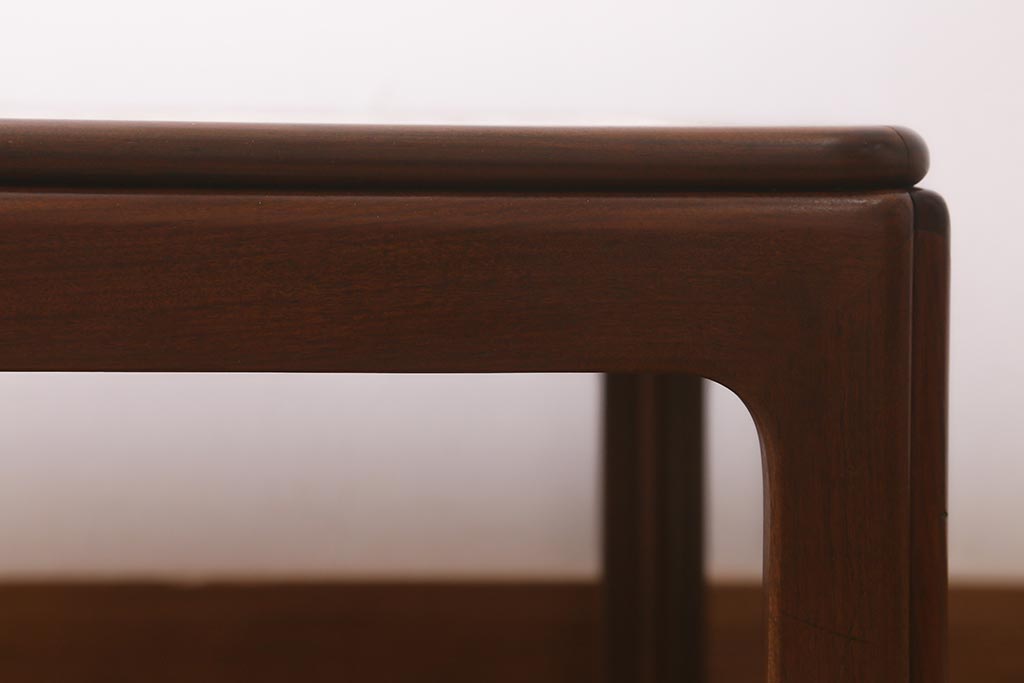 ヴィンテージ家具　北欧ビンテージ　G-PLAN(ジープラン)　チーク材　レトロな模様のタイルトップが魅力のコーヒーテーブル(センターテーブル)(R-042554)