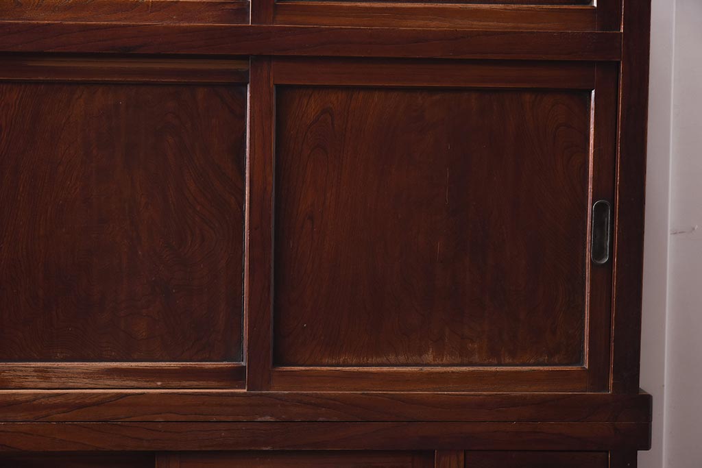 アンティーク家具　大正昭和初期　前面ケヤキ材　レトロな佇まいが魅力の重ね戸棚(関東水屋箪笥、茶箪笥、収納棚、キャビネット)(R-042573)