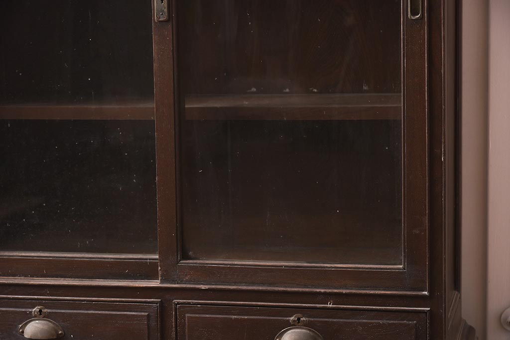 アンティーク家具　和製アンティーク　栓材　大正ロマン　和洋折衷デザインが魅力のガラス戸棚(収納棚、飾り棚、食器棚、キャビネット)(R-042575)