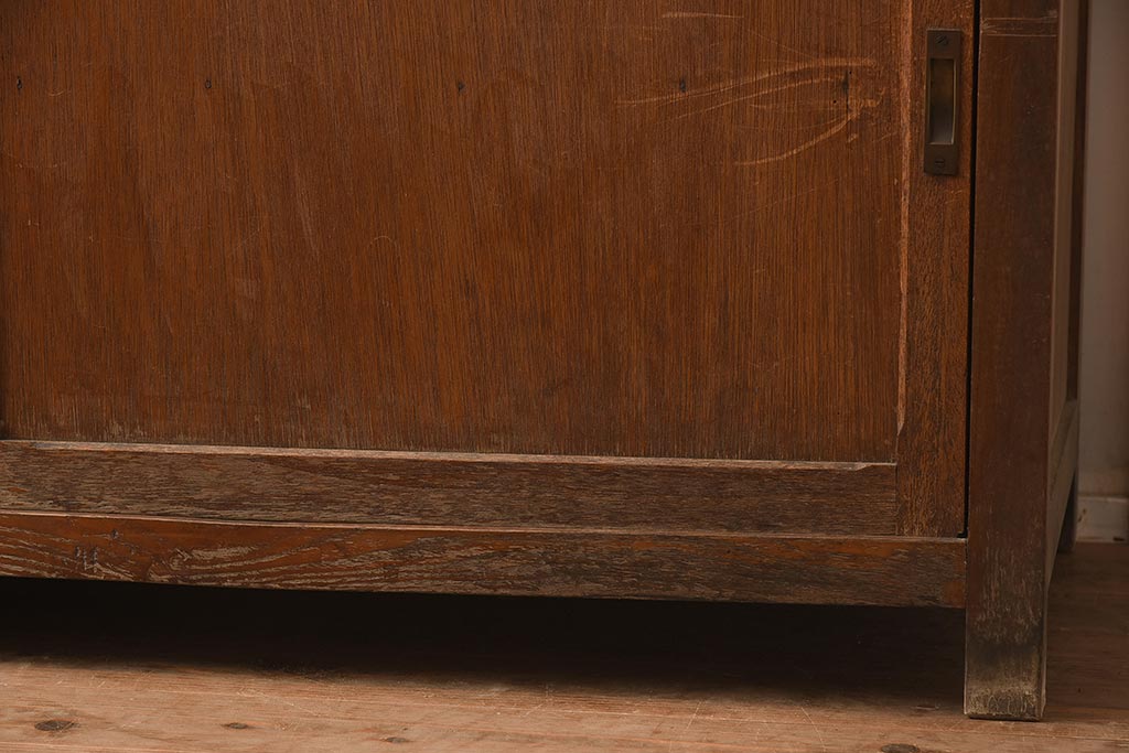 アンティーク家具　昭和中期　素朴な雰囲気が魅力の脚付きローボード(戸棚、収納棚)(R-042576)