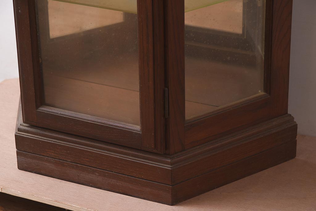 ビンテージ家具　栗材　ミラー付き　洋家具のような佇まいがおしゃれな縦型ガラスケース(ショーケース、陳列棚)(R-042577)