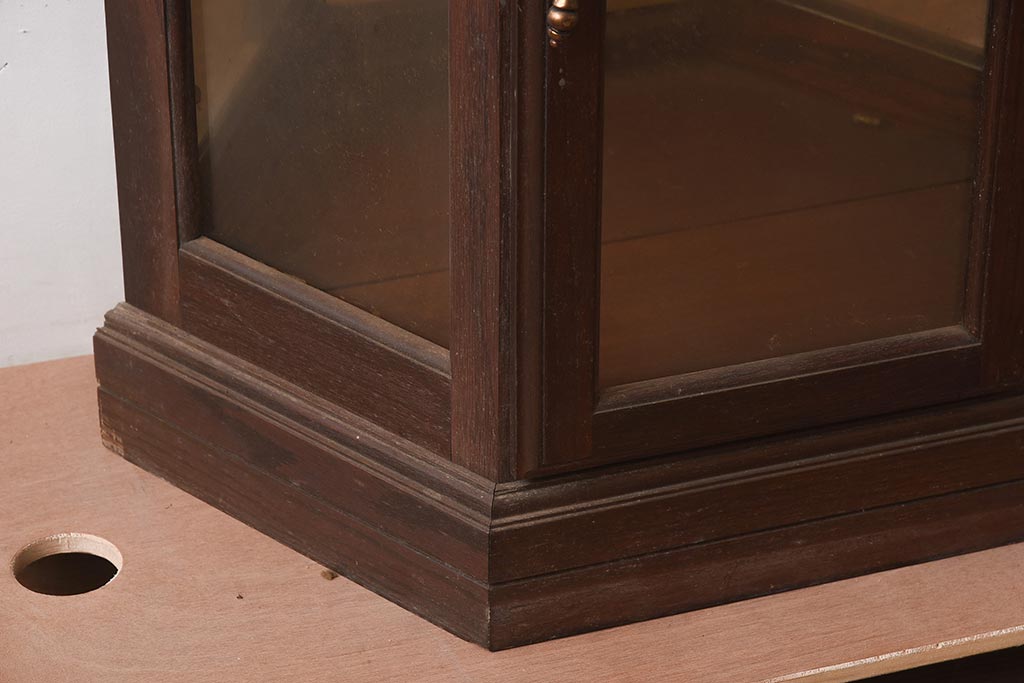 ビンテージ家具　栗材　ミラー付き　洋家具のような佇まいがおしゃれな縦型ガラスケース(ショーケース、陳列棚)(R-042577)
