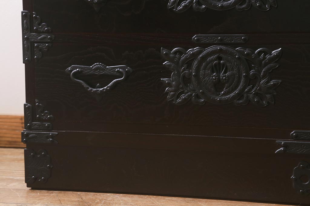 中古美品　遠野民芸家具　ケヤキ材　南部鉄器金具　上質な和の雰囲気漂う衣装箪笥(チェスト、引き出し、リビングボード)(定価約42万円)