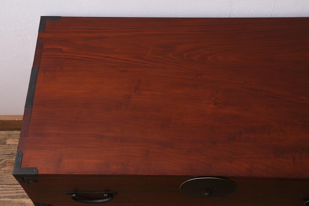 アンティーク家具　鉄脚付リメイク　漆塗りと丸金具が存在感を放つ箪笥ローボード(テレビ台、衣装箪笥、リビングボード、チェスト、引き出し)(R-042603)