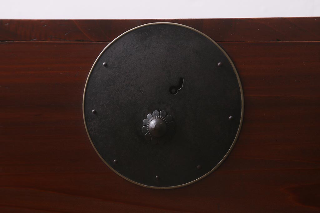 アンティーク家具　鉄脚付リメイク　漆塗りと丸金具が存在感を放つ箪笥ローボード(テレビ台、衣装箪笥、リビングボード、チェスト、引き出し)(R-042603)