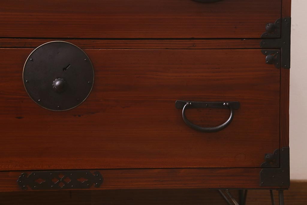 アンティーク家具　鉄脚付リメイク　漆塗りと丸金具が存在感を放つ箪笥ローボード(テレビ台、衣装箪笥、リビングボード、チェスト、引き出し)(R-042603)