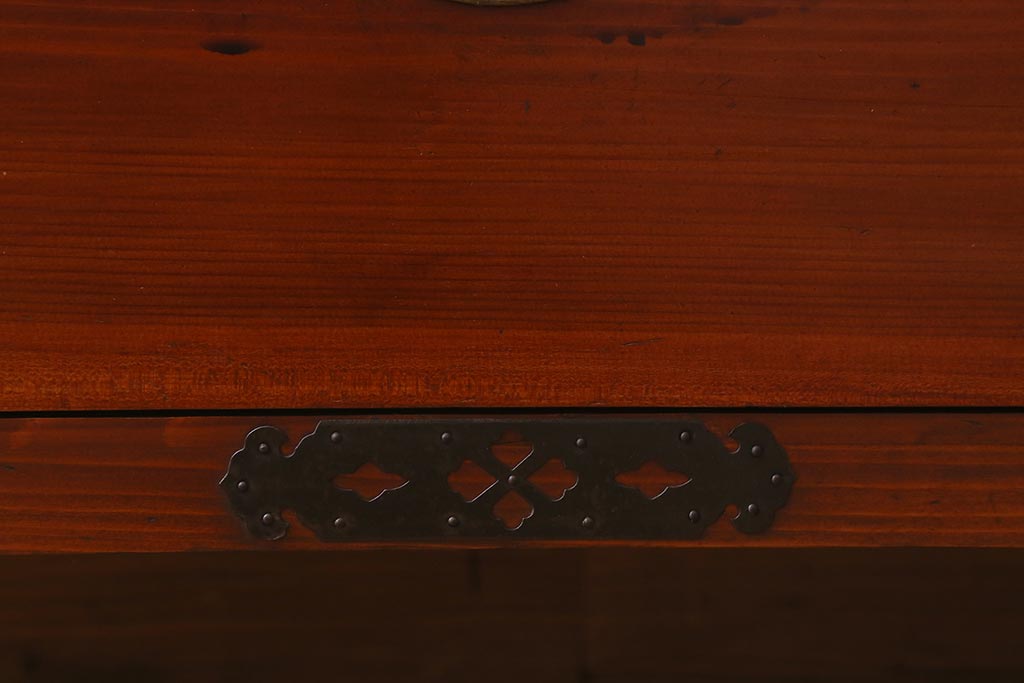 アンティーク家具　鉄脚付リメイク　漆塗りと丸金具が存在感を放つ箪笥ローボード(テレビ台、衣装箪笥、リビングボード、チェスト、引き出し)(R-042603)