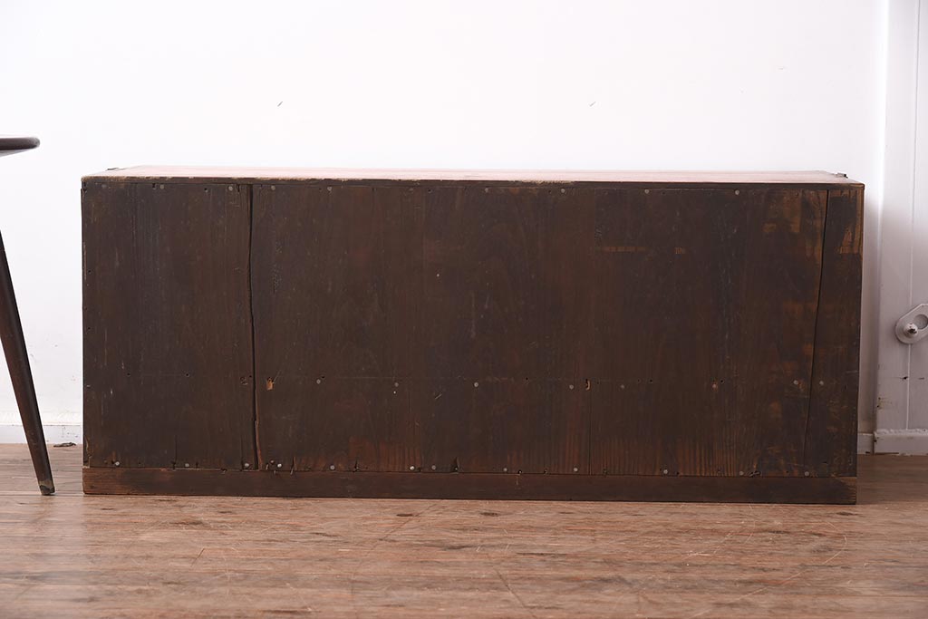 アンティーク家具　和製アンティーク　前面ケヤキ材　漆塗り　赤味がかった色合いが上品なローボード(テレビ台、収納棚、戸棚)(R-042605)