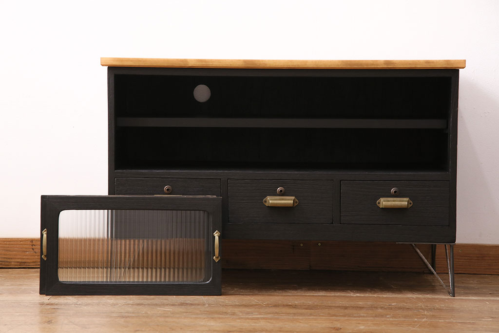 【セミオーダー家具実例】収納箪笥のテレビ台に高品質リペアを施しました。檜無垢材の天板を取り付け、引き戸は板戸からモールガラス入りのガラス戸へリメイク。引き手、鉄脚を取り付け、収納部には穴あけ加工を施し配線もすっきり。取り外し可能の棚板を設置し、ご希望の色味に着色し、メンズライクな雰囲気に仕上げました。(ローボード、収納棚、戸棚)