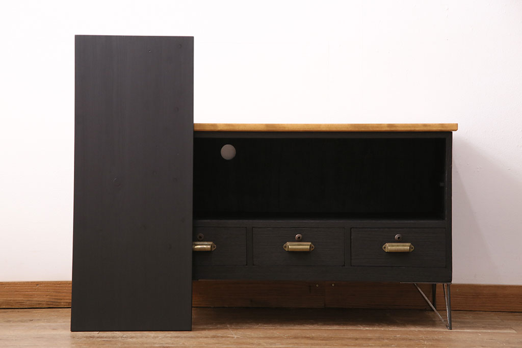 【セミオーダー家具実例】収納箪笥のテレビ台に高品質リペアを施しました。檜無垢材の天板を取り付け、引き戸は板戸からモールガラス入りのガラス戸へリメイク。引き手、鉄脚を取り付け、収納部には穴あけ加工を施し配線もすっきり。取り外し可能の棚板を設置し、ご希望の色味に着色し、メンズライクな雰囲気に仕上げました。(ローボード、収納棚、戸棚)