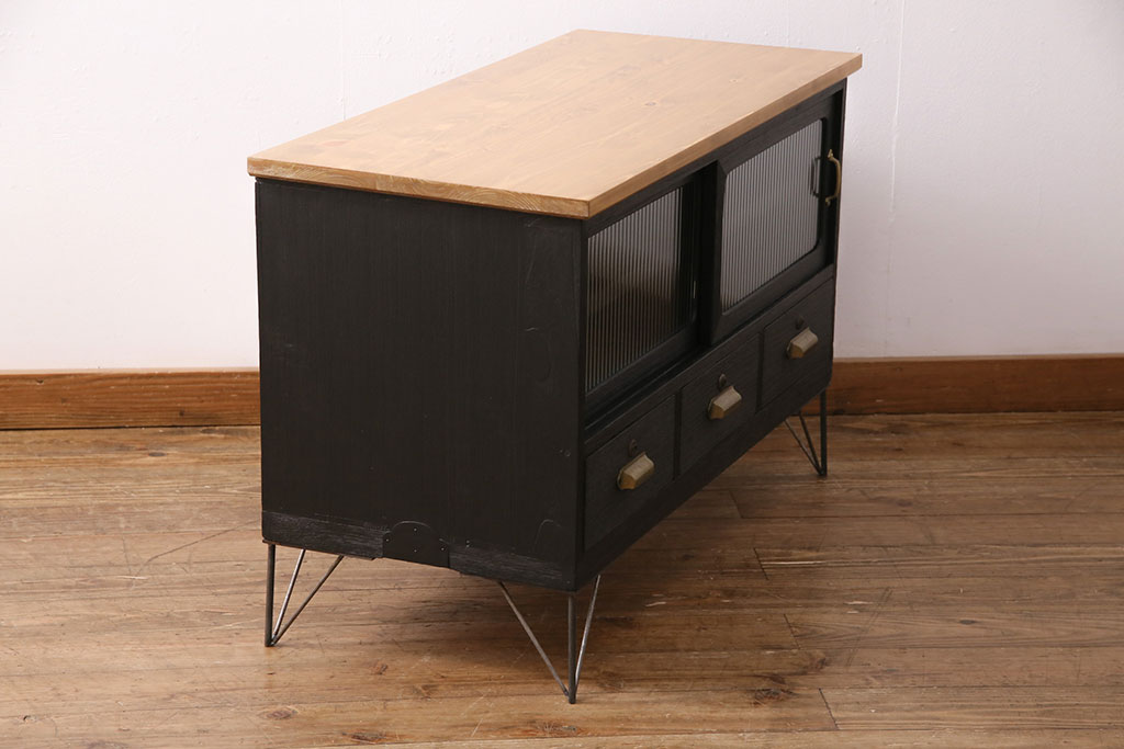 【セミオーダー家具実例】収納箪笥のテレビ台に高品質リペアを施しました。檜無垢材の天板を取り付け、引き戸は板戸からモールガラス入りのガラス戸へリメイク。引き手、鉄脚を取り付け、収納部には穴あけ加工を施し配線もすっきり。取り外し可能の棚板を設置し、ご希望の色味に着色し、メンズライクな雰囲気に仕上げました。(ローボード、収納棚、戸棚)