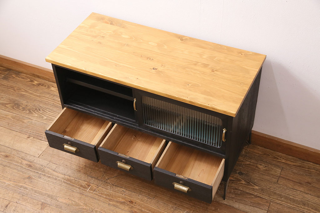 【セミオーダー家具実例】収納箪笥のテレビ台に高品質リペアを施しました。檜無垢材の天板を取り付け、引き戸は板戸からモールガラス入りのガラス戸へリメイク。引き手、鉄脚を取り付け、収納部には穴あけ加工を施し配線もすっきり。取り外し可能の棚板を設置し、ご希望の色味に着色し、メンズライクな雰囲気に仕上げました。(ローボード、収納棚、戸棚)