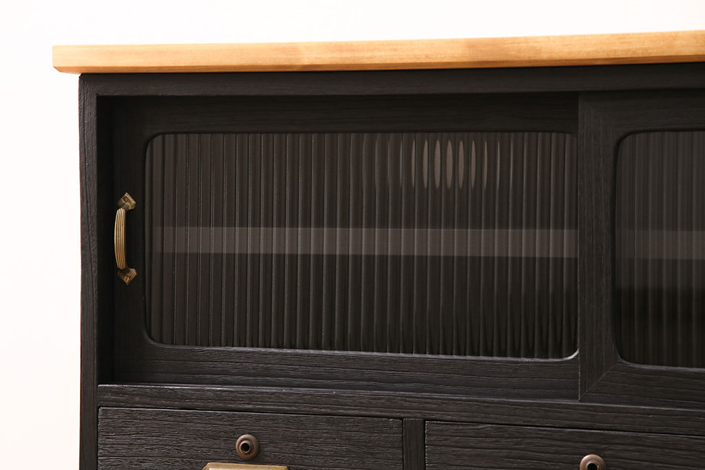 【セミオーダー家具実例】収納箪笥のテレビ台に高品質リペアを施しました。檜無垢材の天板を取り付け、引き戸は板戸からモールガラス入りのガラス戸へリメイク。引き手、鉄脚を取り付け、収納部には穴あけ加工を施し配線もすっきり。取り外し可能の棚板を設置し、ご希望の色味に着色し、メンズライクな雰囲気に仕上げました。(ローボード、収納棚、戸棚)